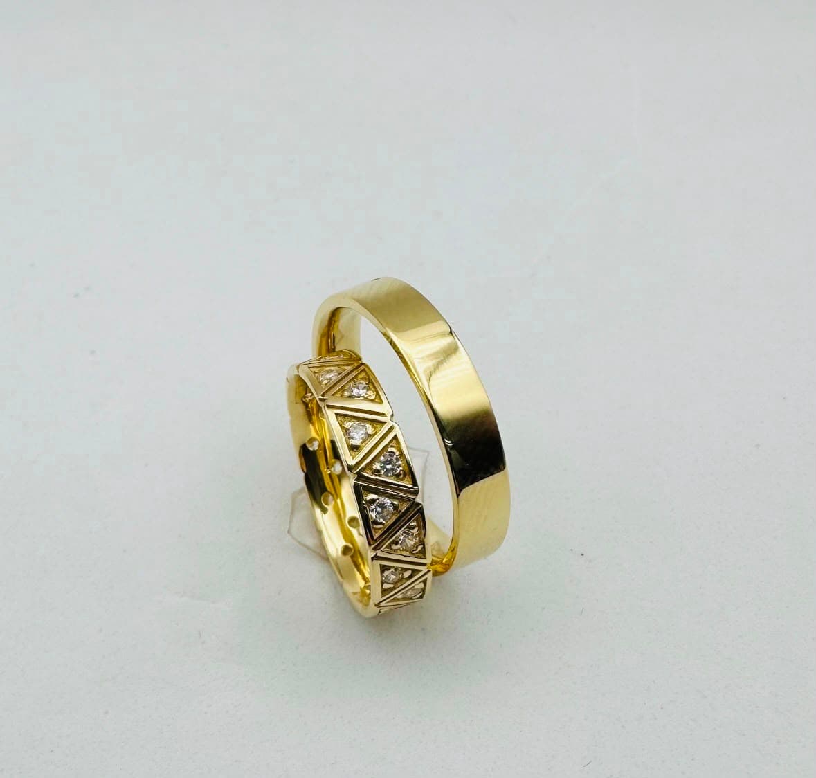 Aliança em ouro com detalhe triangular cravejado Walmor Wulff